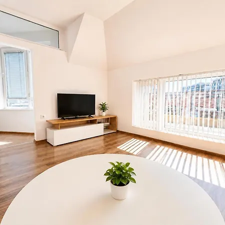 1br Ap With Location & Big Balcony Apartment *